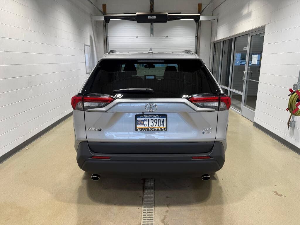 Used 2025 Toyota RAV4 XLE AWD/4WD image 4