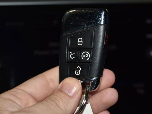 Used 2023 Volkswagen Atlas Cross Sport SE w/ Panoramic Sunroof Package image 19