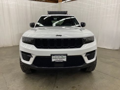 Used 2025 Jeep Grand Cherokee Altitude AWD/4WD image 8