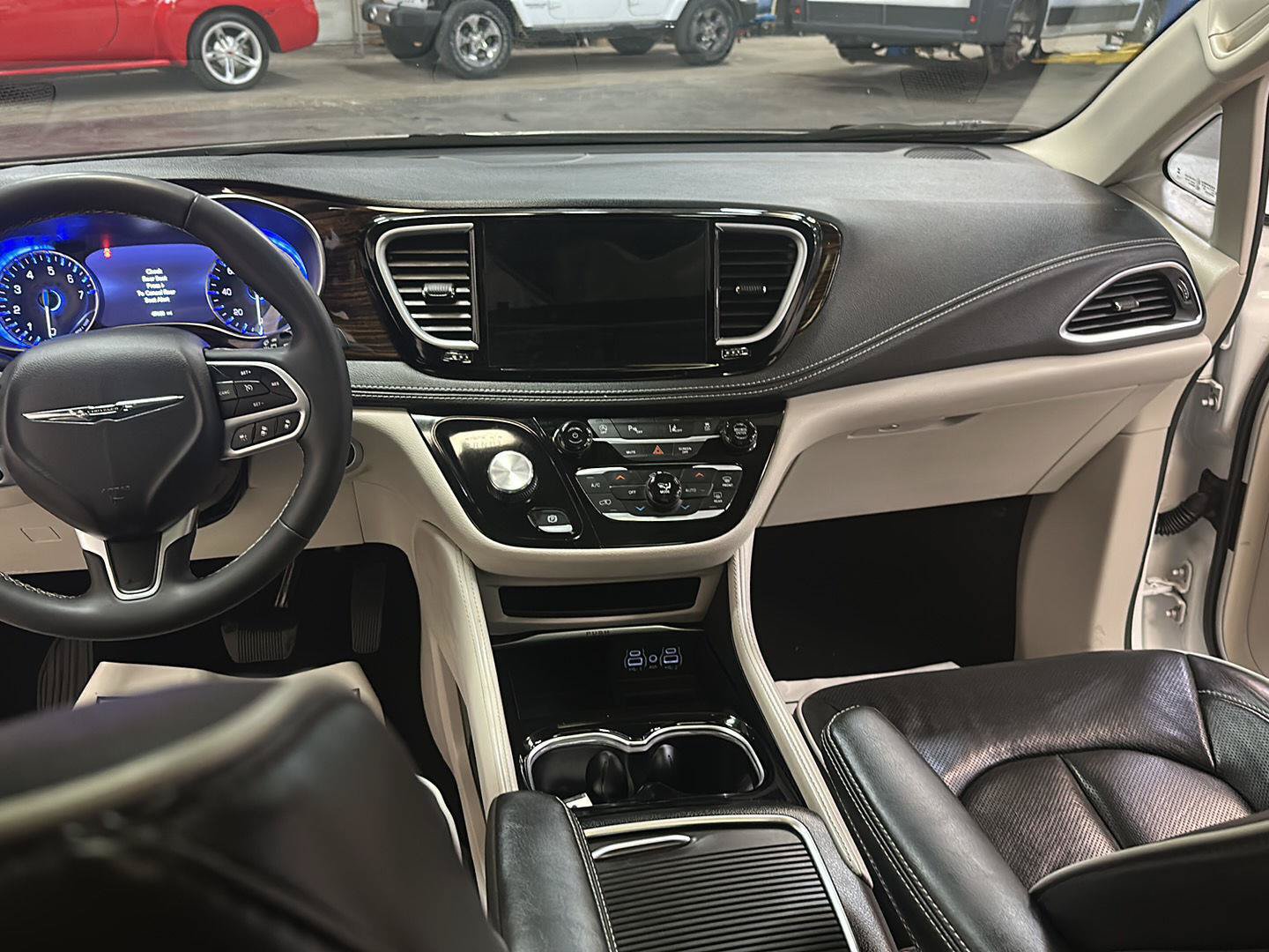 Certified 2023 Chrysler Pacifica Limited FWD image 28