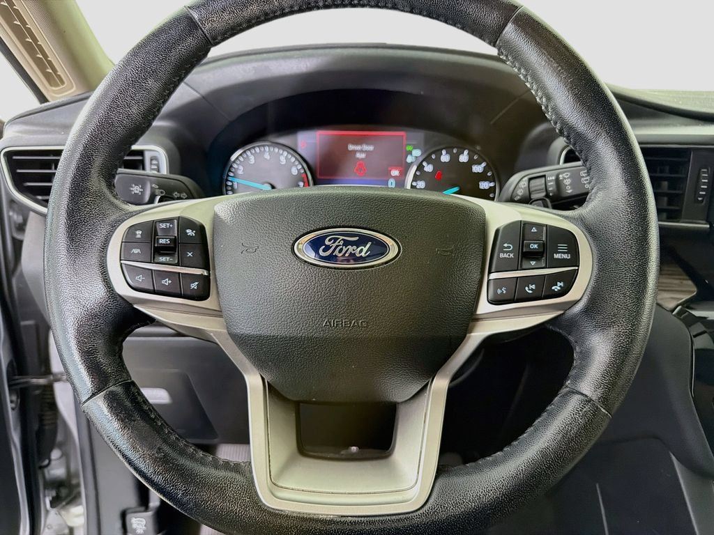 Used 2021 Ford Explorer Limited w/ Equipment Group 301A AWD/4WD image 15
