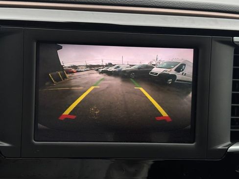 Used 2022 Chrysler Voyager LX FWD image 5
