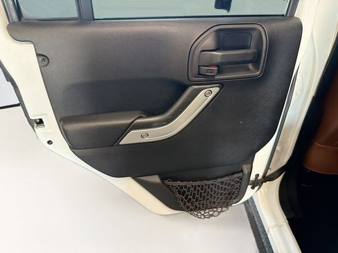 Used 2017 Jeep Wrangler Unlimited Sahara w/ Connectivity Group AWD/4WD image 23