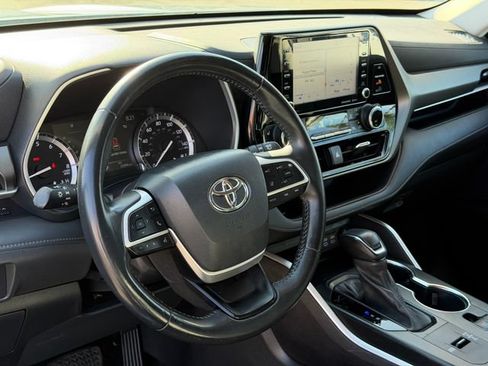 Used 2022 Toyota Highlander XLE FWD image 10