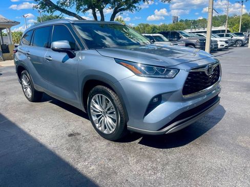 Used 2023 Toyota Highlander Platinum FWD image 7
