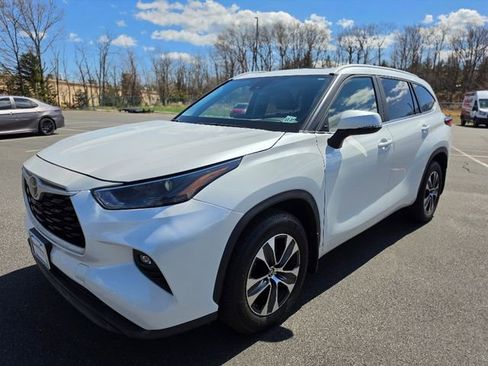Used 2023 Toyota Highlander XLE AWD/4WD image 3