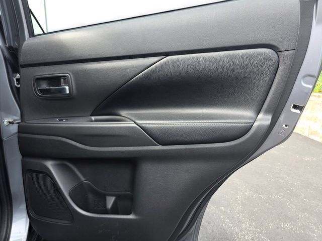 Used 2016 Mitsubishi Outlander GT AWD/4WD image 26