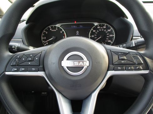 Used 2025 Nissan Altima 2.5 SV FWD image 10