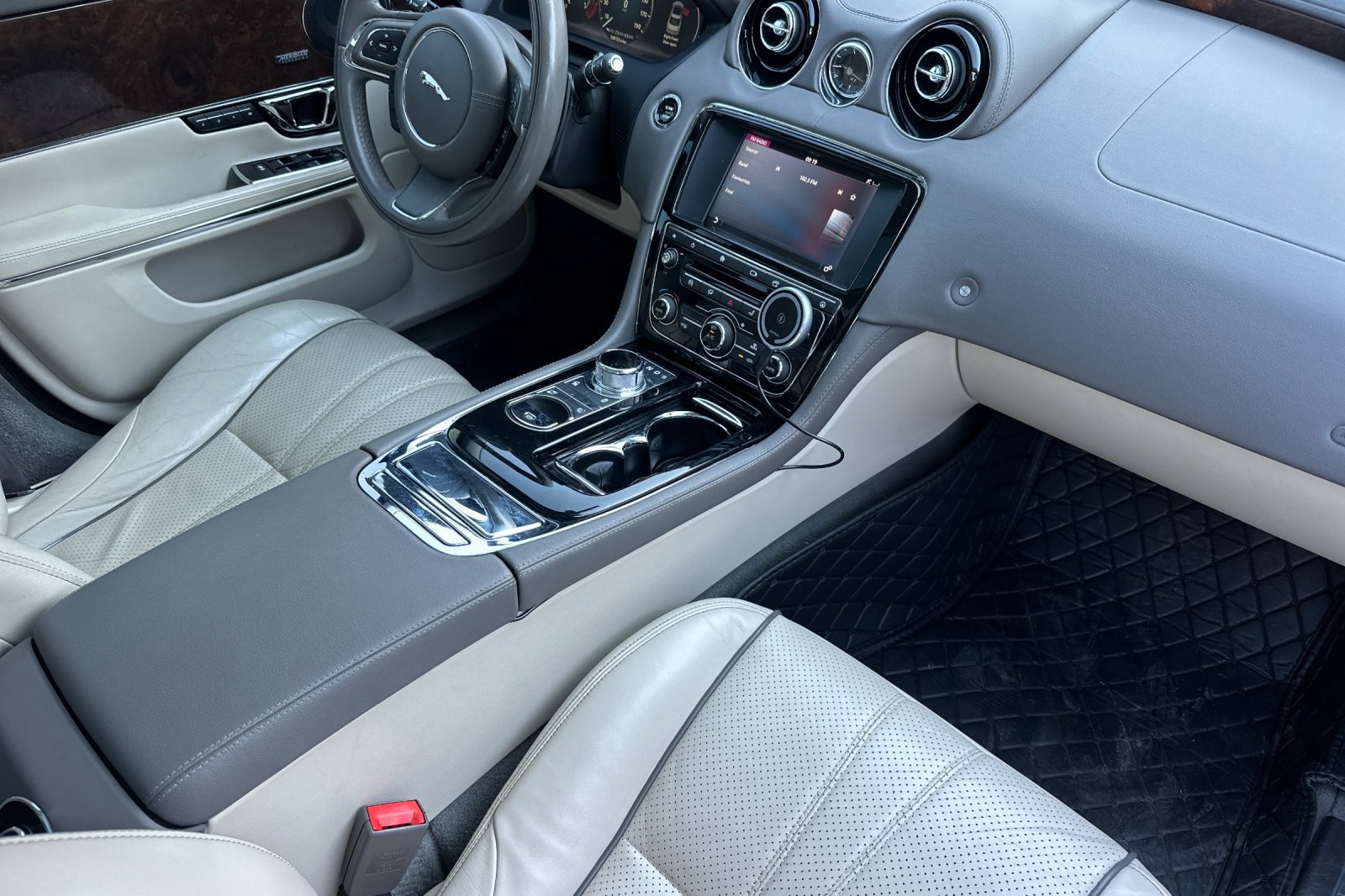 Used 2016 Jaguar XJ R-Sport RWD image 18