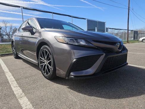 Used 2023 Toyota Camry SE image 7