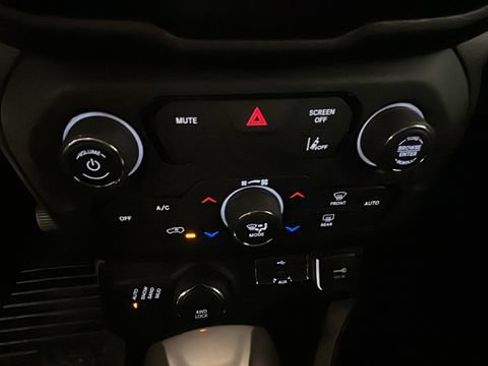 Used 2022 Jeep Renegade Latitude AWD/4WD image 22