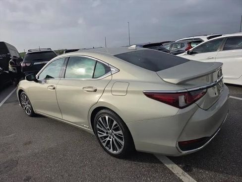 Used 2019 Lexus ES 300h w/ Premium Package FWD image 4