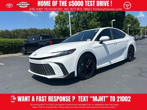 Used 2025 Toyota Camry SE w/ Convenience Package FWD image 1