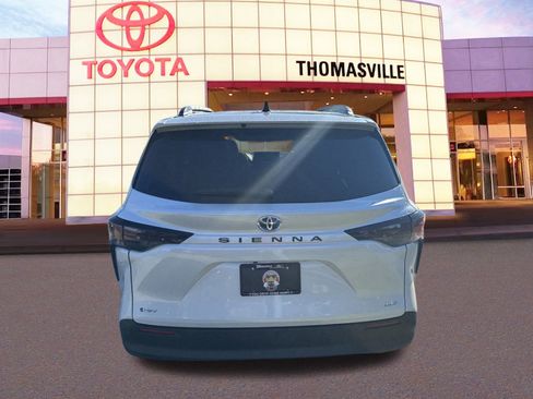 New 2025 Toyota Sienna XLE image 6