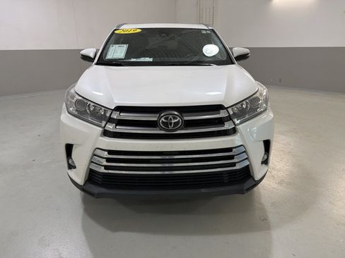 Used 2019 Toyota Highlander Limited AWD/4WD image 2