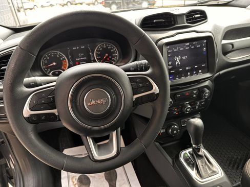 Used 2023 Jeep Renegade Latitude image 17