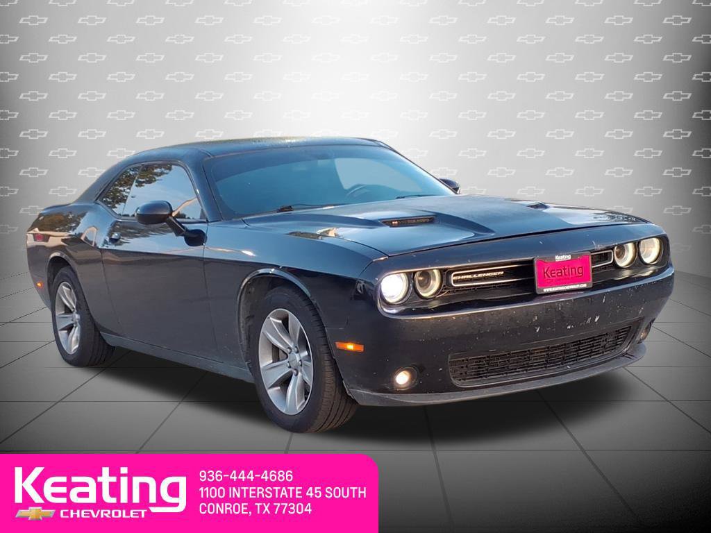 Used 2022 Dodge Challenger SXT w/ Driver Convenience Group RWD image 3