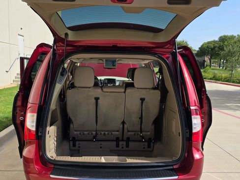 Used 2014 Chrysler Town & Country Touring-L w/ Driver Convenience Group FWD image 11