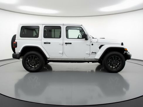 Used 2025 Jeep Wrangler Unlimited Sahara AWD/4WD image 11