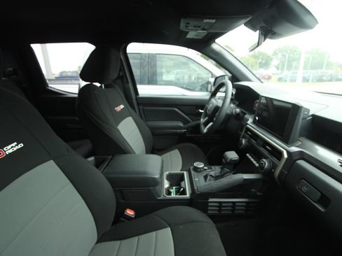 Used 2025 Toyota Tacoma TRD Off-Road AWD/4WD image 17