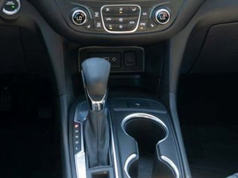 Used 2024 Chevrolet Equinox LT FWD image 16