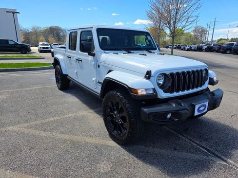 Used 2025 Jeep Gladiator Sport AWD/4WD image 6