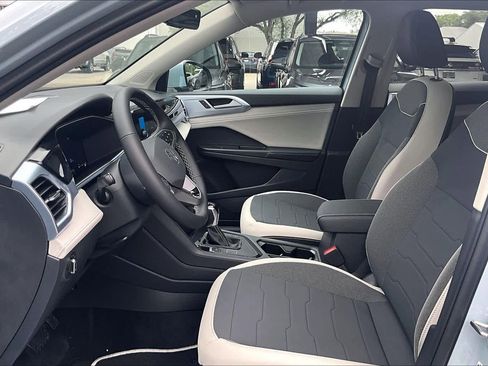 New 2026 Volkswagen Taos SE FWD image 9