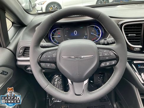 Used 2023 Chrysler Pacifica Limited w/ Uconnect Theater Family Group FWD image 41