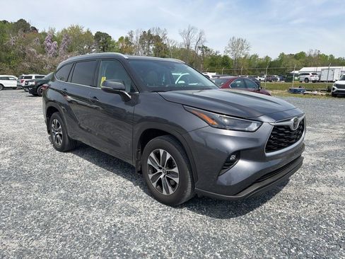 Used 2022 Toyota Highlander XLE image 7