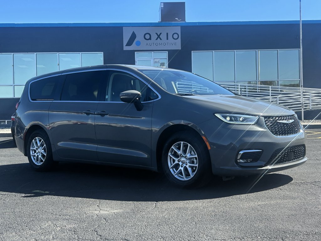 Used 2023 Chrysler Pacifica Touring-L FWD image 1