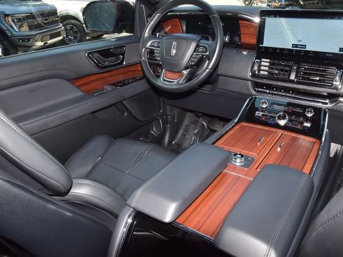 Certified 2024 Lincoln Navigator Premiere AWD/4WD image 16