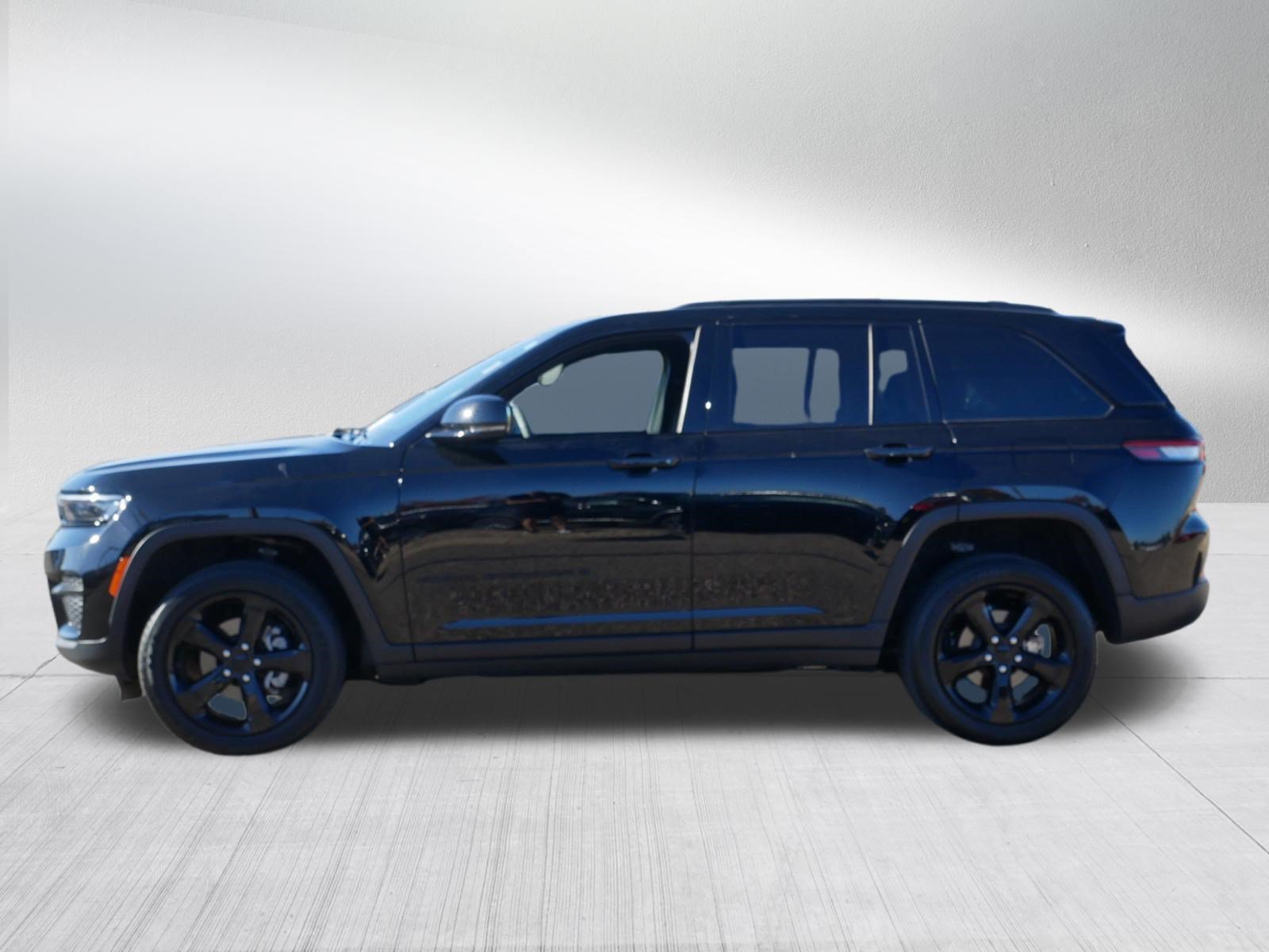 Used 2023 Jeep Grand Cherokee Altitude AWD/4WD image 4
