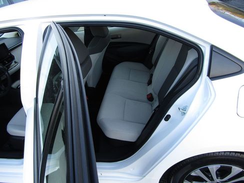 Used 2022 Toyota Corolla LE image 5