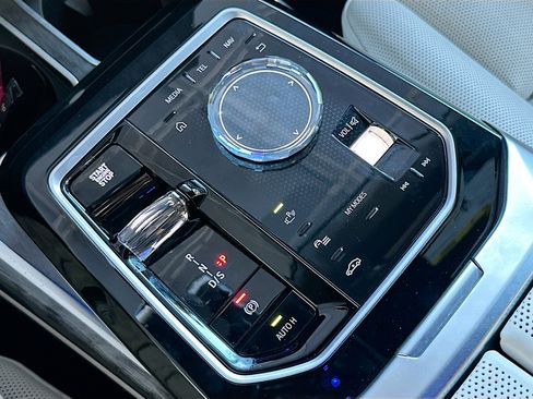 Certified 2025 BMW 760i xDrive image 17