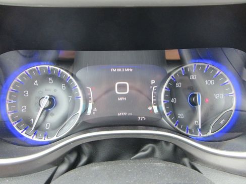 Used 2023 Chrysler Pacifica Touring-L image 7