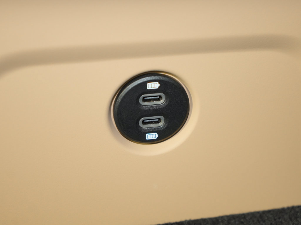 Certified 2025 Porsche Macan AWD/4WD image 40