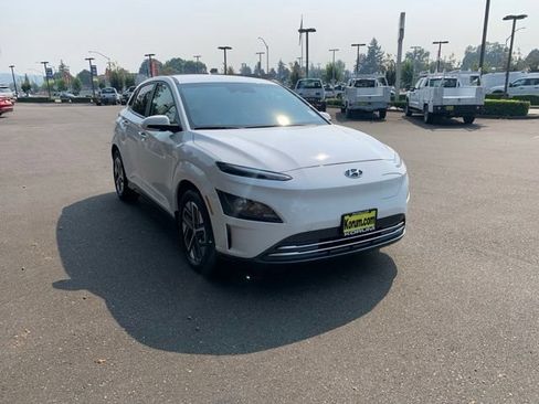 Certified 2023 Hyundai Kona SE w/ Cargo Package FWD image 9