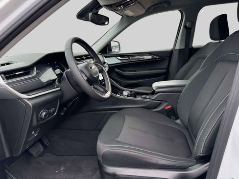 Used 2023 Jeep Grand Cherokee Laredo image 15