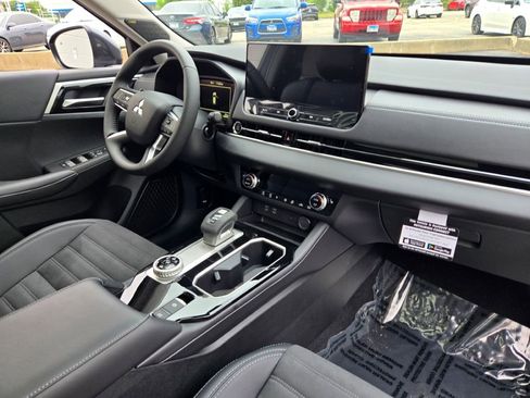 New 2025 Mitsubishi Outlander SE image 5