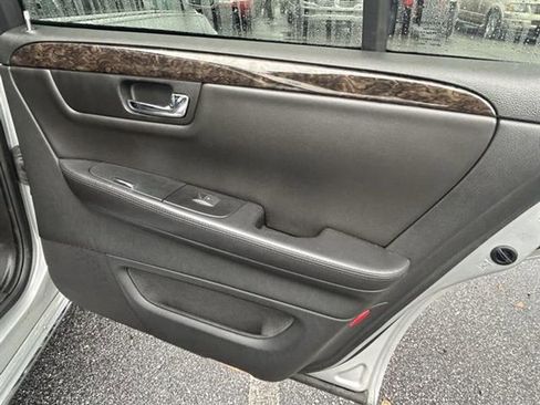 Used 2011 Cadillac DTS Limousine FWD image 18