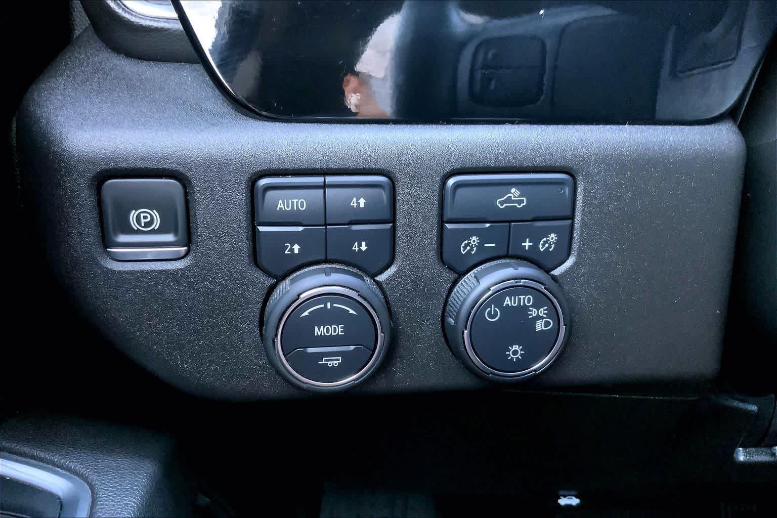 Used 2025 Chevrolet Silverado 1500 LT w/ Z71 Off-Road Package AWD/4WD image 35