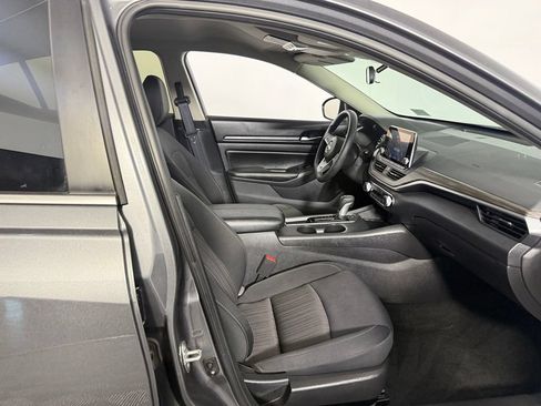 Used 2025 Nissan Altima 2.5 SV FWD image 31