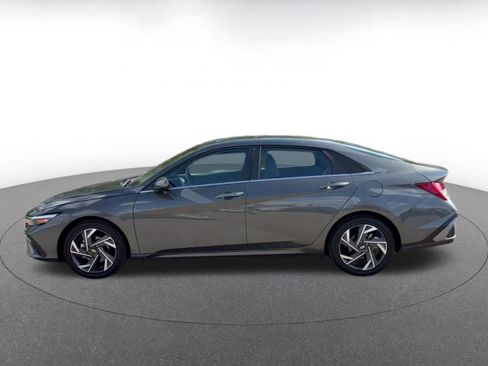 Used 2025 Hyundai Elantra SEL image 9