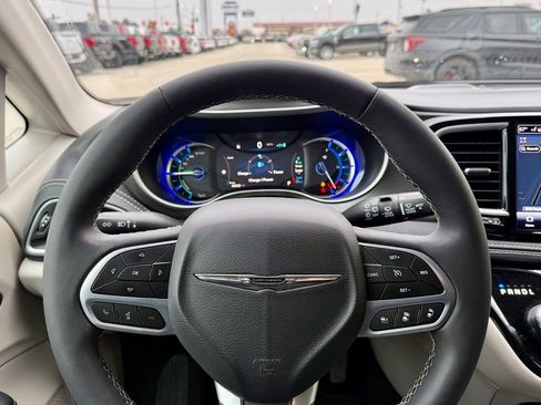 Used 2024 Chrysler Pacifica Select image 19