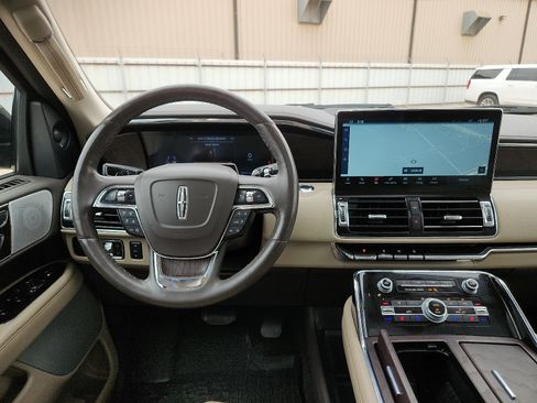 Used 2023 Lincoln Navigator L Reserve AWD/4WD image 10