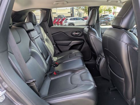 Used 2019 Jeep Cherokee Limited FWD image 27