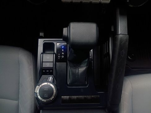 Used 2025 Toyota Tacoma SR5 AWD/4WD image 10