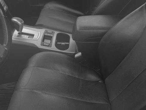 Used 2011 Subaru Outback 2.5i Limited image 18