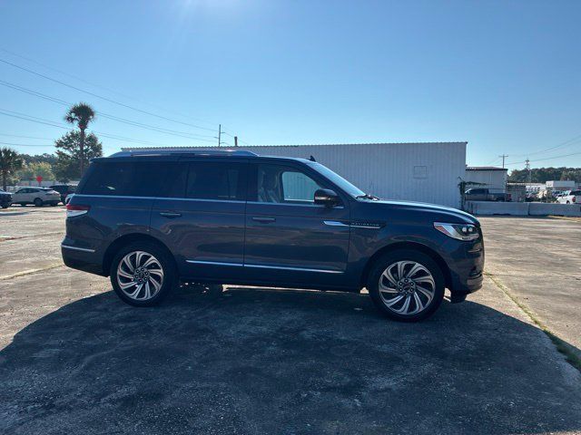 Used 2023 Lincoln Navigator Reserve AWD/4WD image 2