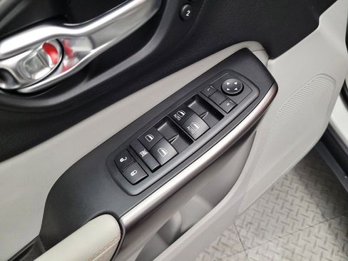 Used 2019 Jeep Cherokee Limited w/ Technology Group FWD image 27